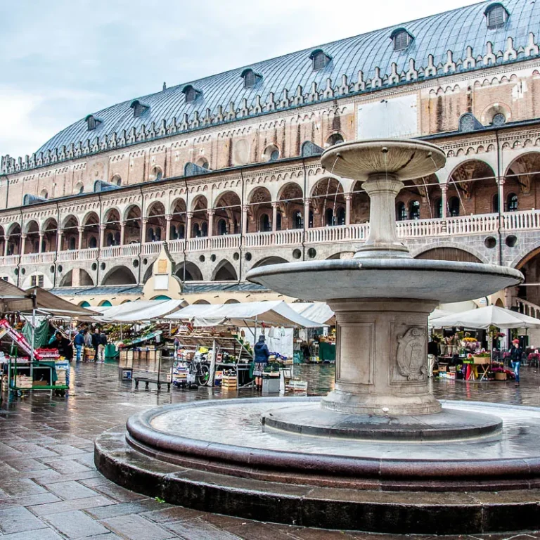 Piazza-delle-Erbe-Padua-Veneto-Italy-rossiwrites.com-2