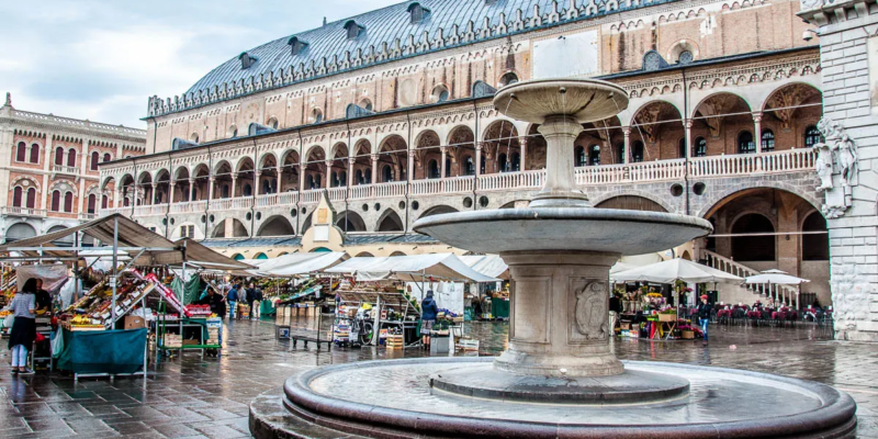 Piazza-delle-Erbe-Padua-Veneto-Italy-rossiwrites.com-2.jpg