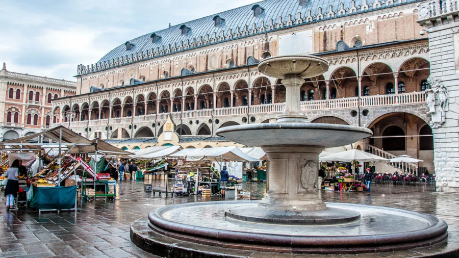 Piazza-delle-Erbe-Padua-Veneto-Italy-rossiwrites.com-2.jpg