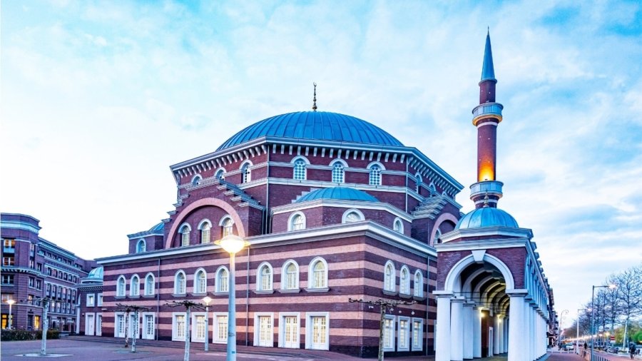 there-are-several-mosques-in-amsterdam-to-pray-for-muslim-tourists